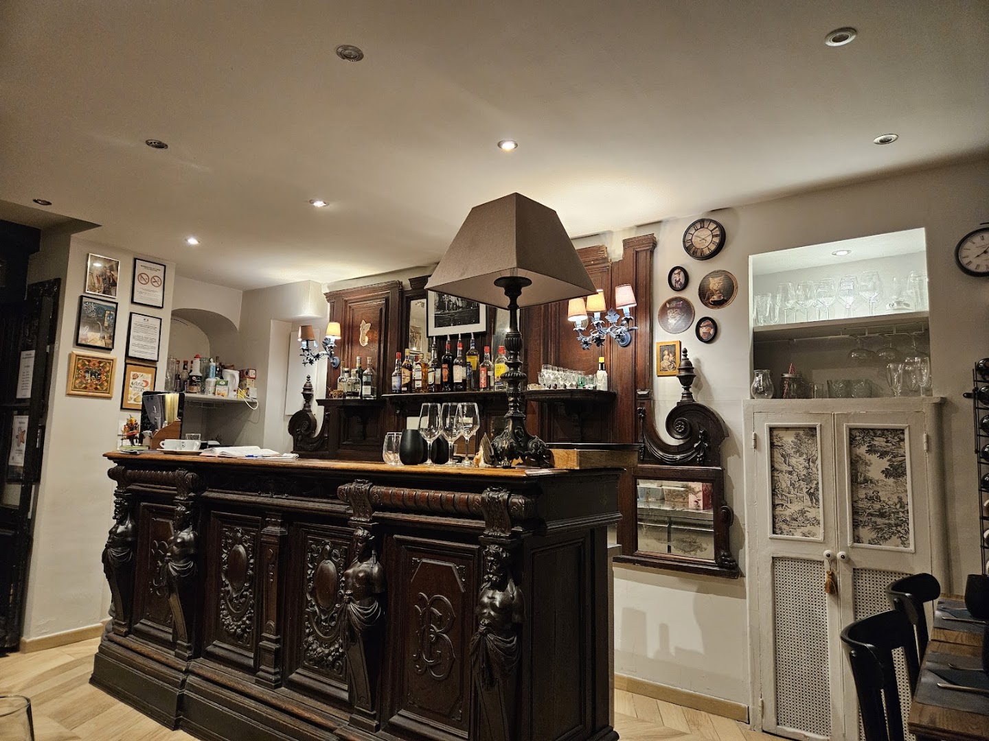 Le bar ancien et l’intérieur du restaurant Etna Rosso