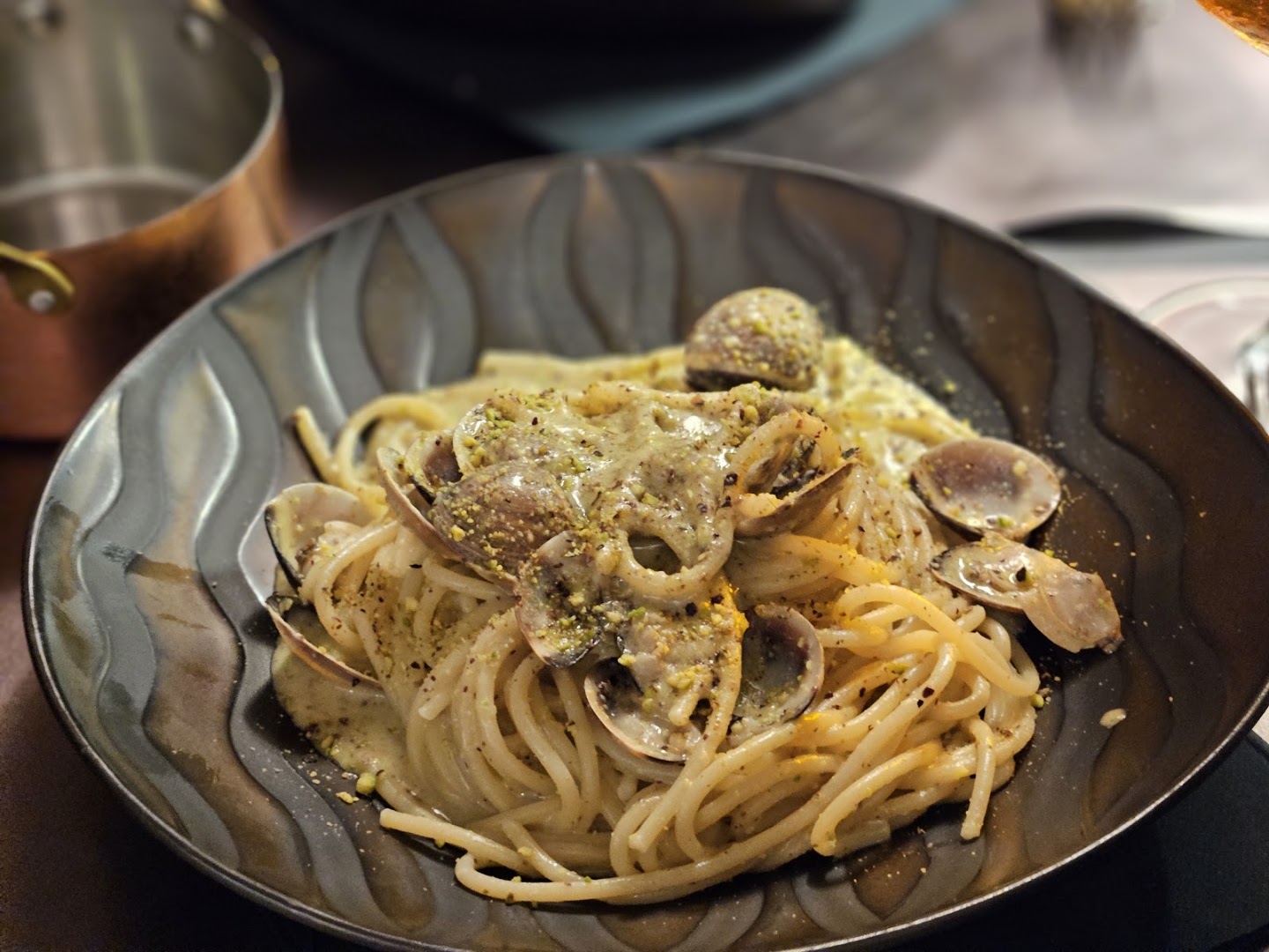 Des spaghetti aux pistaches et aux palourdes chez Etna Rosso