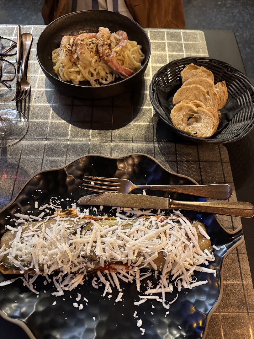 Une table de pâtes, aubergines et pain chez Etna Rosso