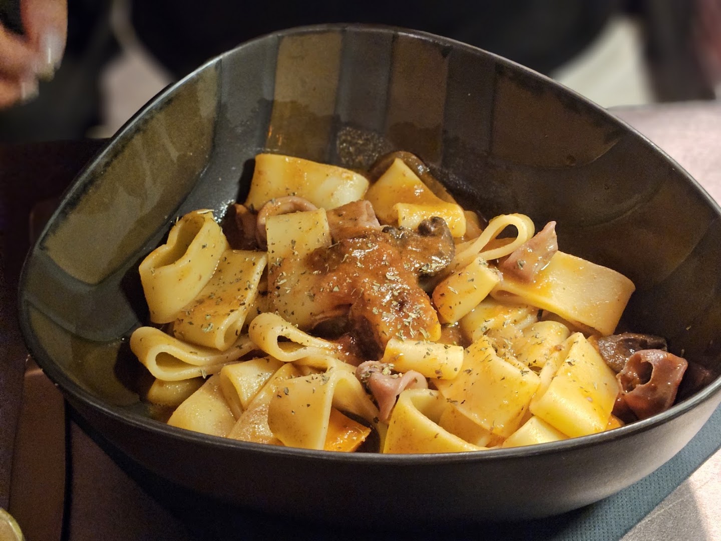 Un plat de pâtes italiennes chez Etna Rosso